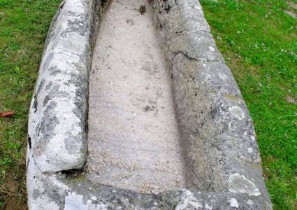 Eglise et cercueil de St Brandan