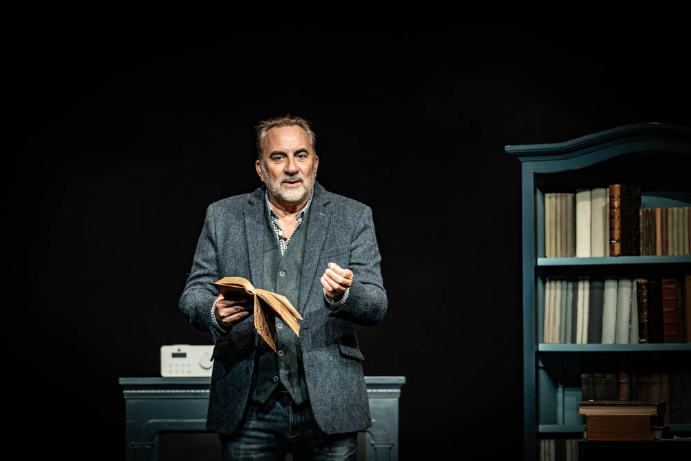 Antoine Duléry lit entre les lignes.