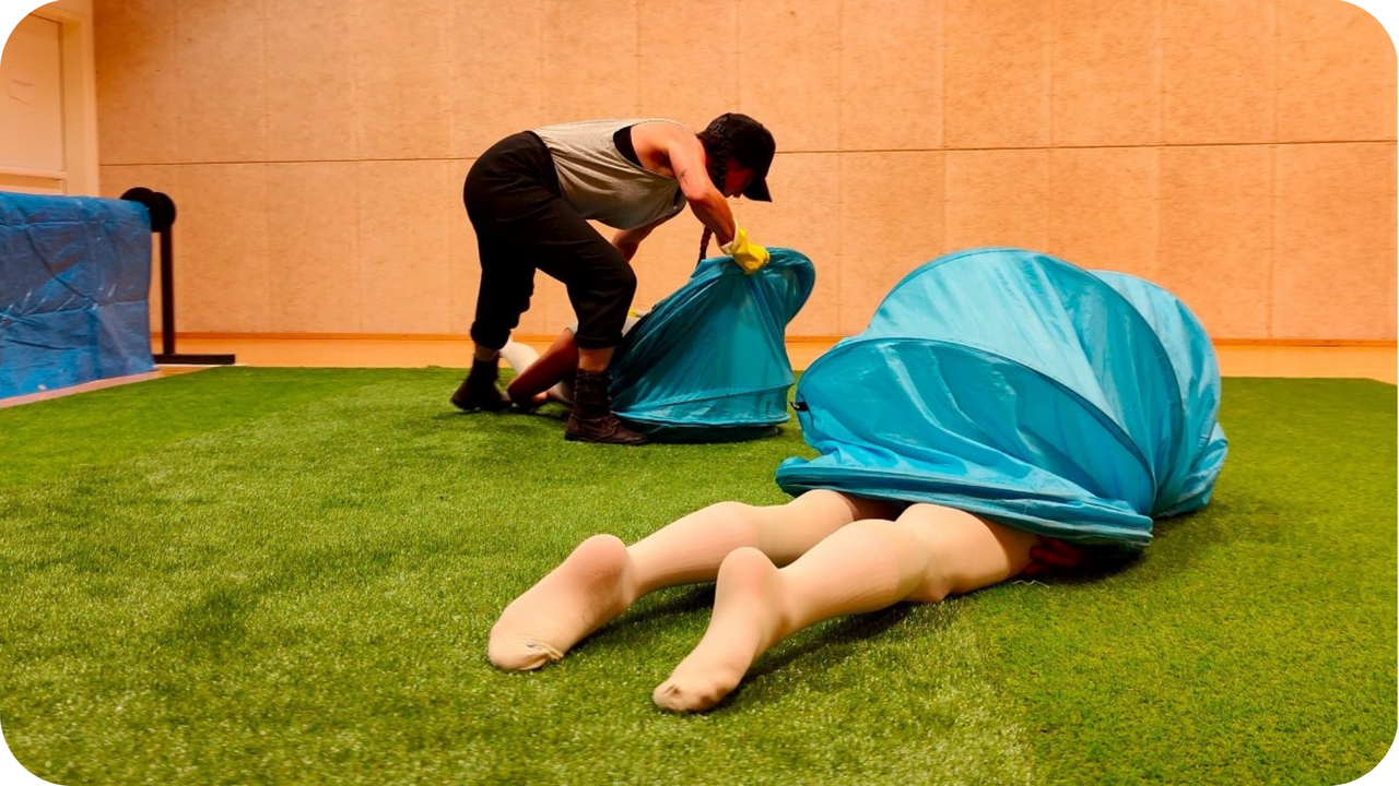 Jaune Poussin - étape de travail ! Cie debout dehors. Org La Loggia.